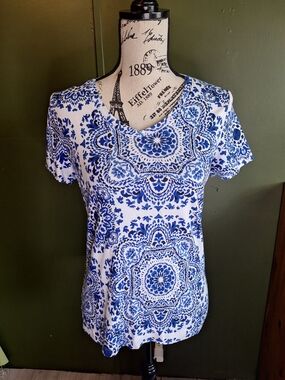 🌸St. John's Bay Blue and White Printed V-Neck Short Sleeve Top